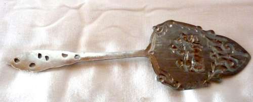 Vintage Embossed Cake Lifter.  Made in Holland. 17cm long.