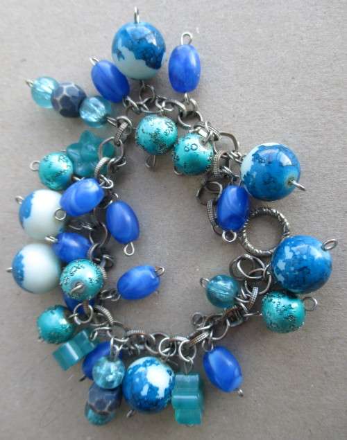 Bead Bracelet. Different colors of Blue. 20cm long.