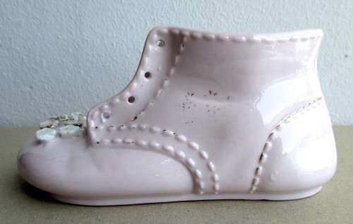 Vintage Ceramic Pale Pink Baby Shoe Flower Bouquet Decoration. 16x7cm.