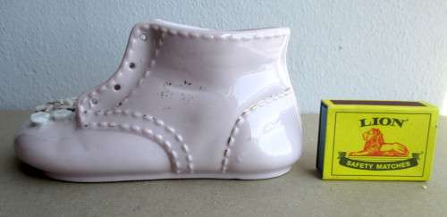 Vintage Ceramic Pale Pink Baby Shoe Flower Bouquet Decoration. 16x7cm.
