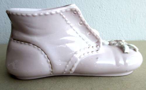 Vintage Ceramic Pale Pink Baby Shoe Flower Bouquet Decoration. 16x7cm.