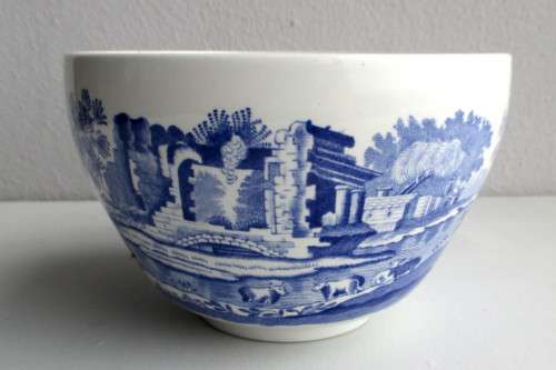 Spode Italian Jumbo Cup with Auld Lang Syne inscription around the inside rim. 10cm high 17cm diam.