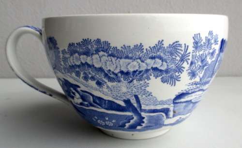 Spode Italian Jumbo Cup with Auld Lang Syne inscription around the inside rim. 10cm high 17cm diam.