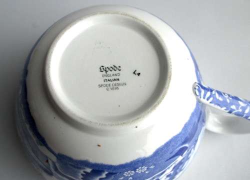 Spode Italian Jumbo Cup with Auld Lang Syne inscription around the inside rim. 10cm high 17cm diam.