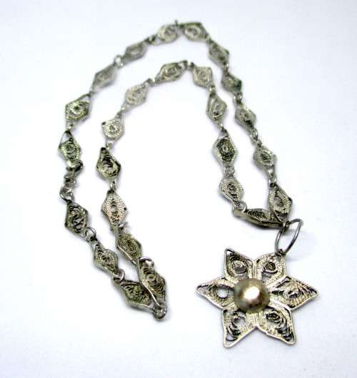 Beautiful Vintage silver filigree chocker chain. 6.2g, 34 cm, flower 22m diameter.