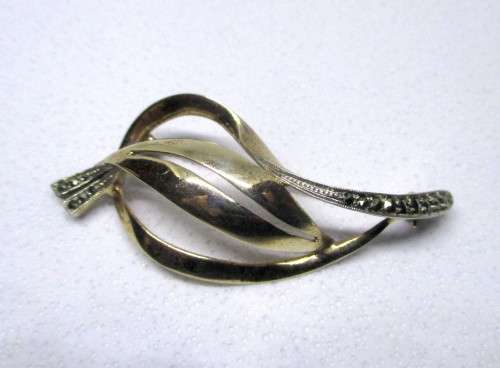 Vintage Sterling Silver Brooch with Marcacite. Very Stylish. 5.8g, 60mm long.
