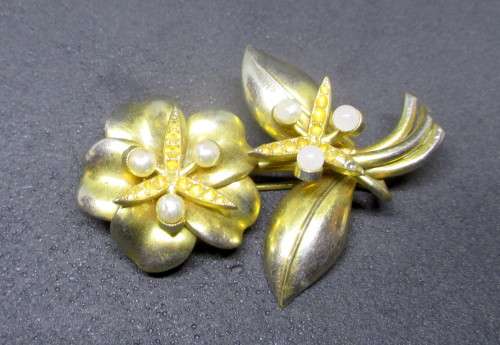 Vintage Flower Brooch. Lovely detail. 50mm. Gold color with pearl beads.
