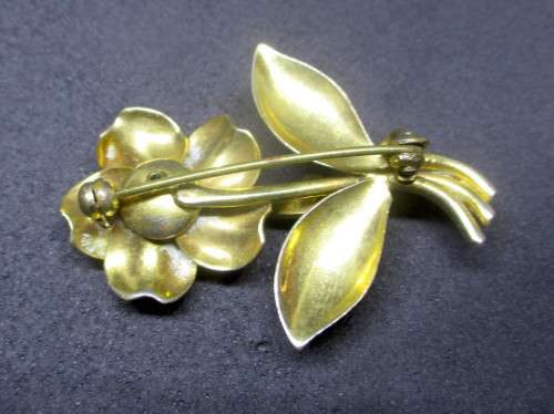 Vintage Flower Brooch. Lovely detail. 50mm. Gold color with pearl beads.