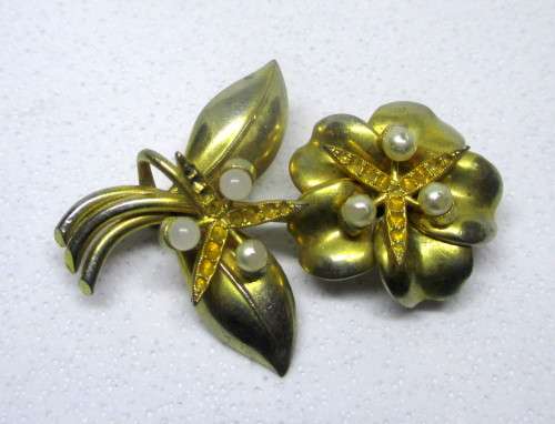 Vintage Flower Brooch. Lovely detail. 50mm. Gold color with pearl beads.