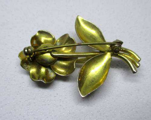 Vintage Flower Brooch. Lovely detail. 50mm. Gold color with pearl beads.