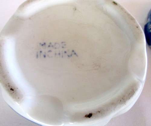 Blue and White Hand Painted Porcelain Trinket Dish with Lid. Made in China. 10cm diameter, 5cm high.