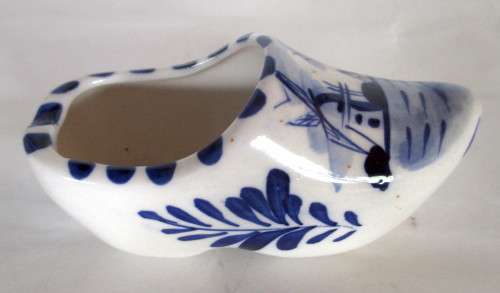 Vintage Hand painted Blue Delft clog Ashtray. 110mm
