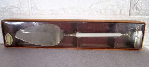 Vintage Cake lifter, Greenson Product, Ceramic handle. In original box. 220mm long.