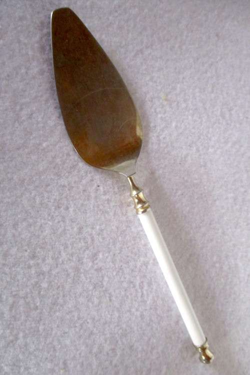 Vintage Cake lifter, Greenson Product, Ceramic handle. In original box. 220mm long.