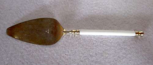 Vintage Cake lifter, Greenson Product, Ceramic handle. In original box. 220mm long.