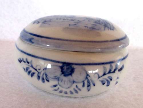 Small Oval Delft Blue and White Trinket Box with Lid.60x40mm.