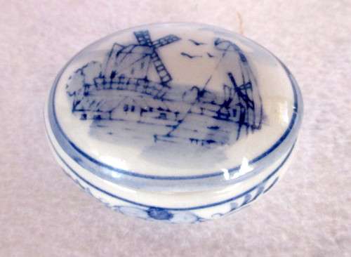 Small Oval Delft Blue and White Trinket Box with Lid.60x40mm.