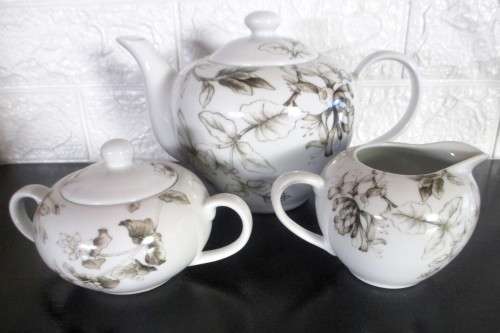 Sabichi Porcelain Teapot Set. Classy. Spotless.