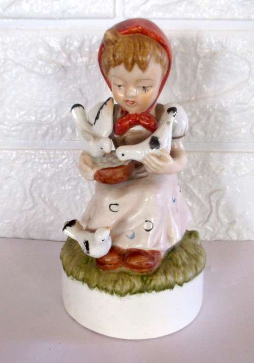 Lovely Vintage Porcelain Figurine. Mark Tivoli Original. Spotless.155mm high.