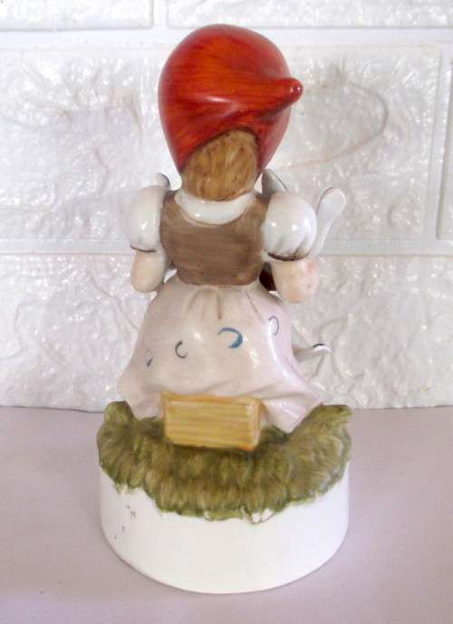 Lovely Vintage Porcelain Figurine. Mark Tivoli Original. Spotless.155mm high.