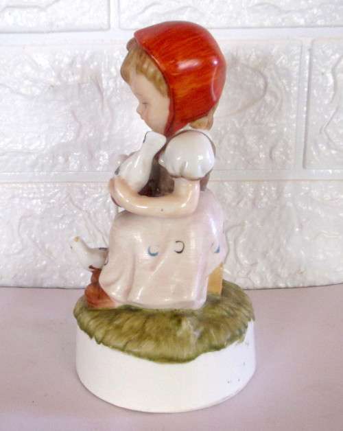 Lovely Vintage Porcelain Figurine. Mark Tivoli Original. Spotless.155mm high.