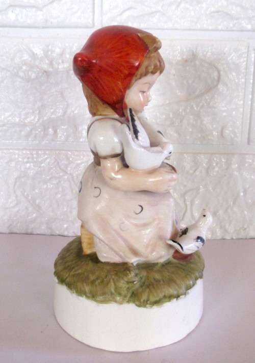 Lovely Vintage Porcelain Figurine. Mark Tivoli Original. Spotless.155mm high.