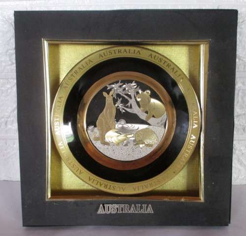 Australian Souvenir Ceramic Plate Gold Edged  Animal Design in box. Plare size 15 diameter.