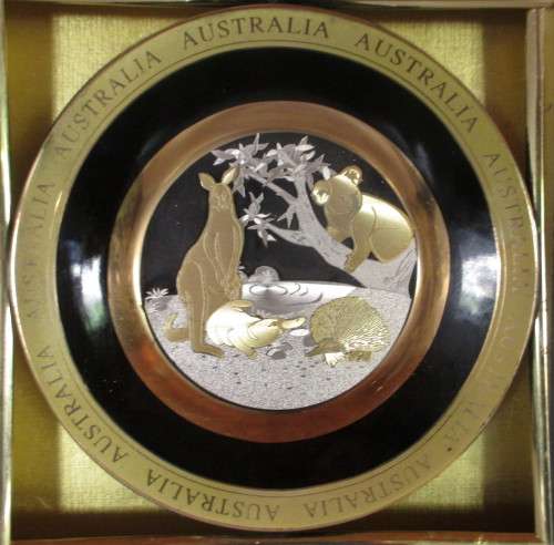 Australian Souvenir Ceramic Plate Gold Edged  Animal Design in box. Plare size 15 diameter.