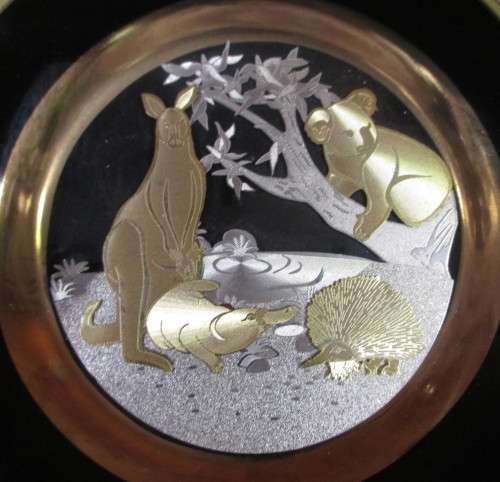 Australian Souvenir Ceramic Plate Gold Edged  Animal Design in box. Plare size 15 diameter.