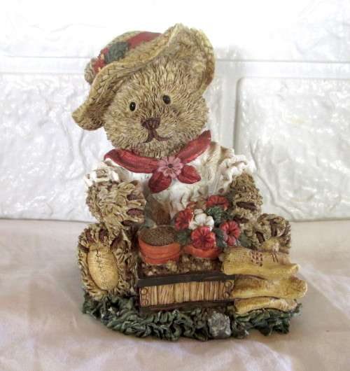 Vintage Windsor Bears Figurine  Brittany `All things grow with Love.`1997 No 4730. Handpainted.