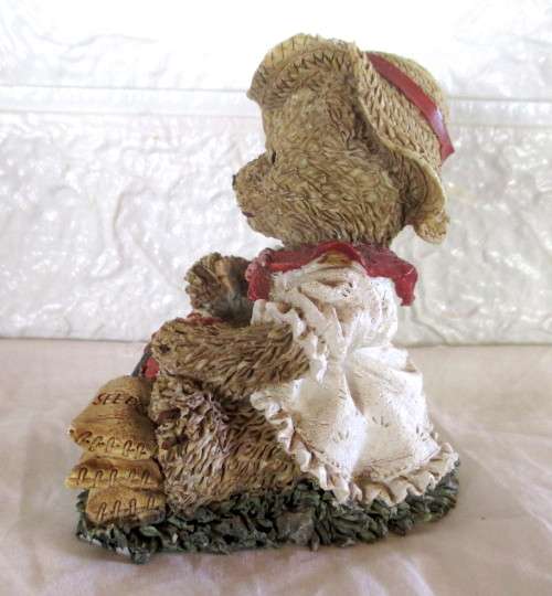 Vintage Windsor Bears Figurine  Brittany `All things grow with Love.`1997 No 4730. Handpainted.