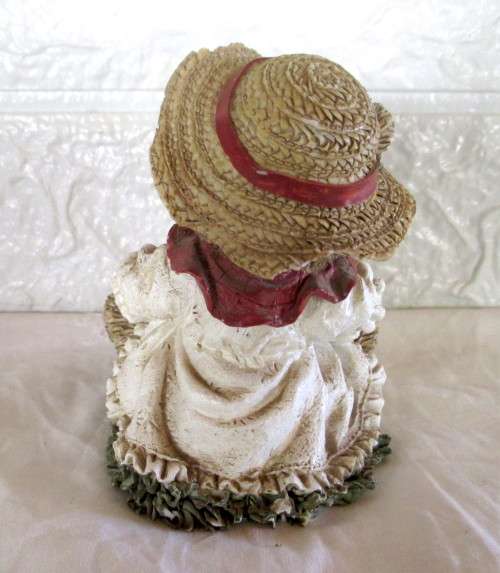 Vintage Windsor Bears Figurine  Brittany `All things grow with Love.`1997 No 4730. Handpainted.