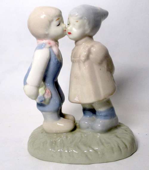 Heritage porcelain figurine - First Kiss - Height 110mm