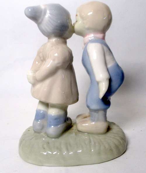 Heritage porcelain figurine - First Kiss - Height 110mm