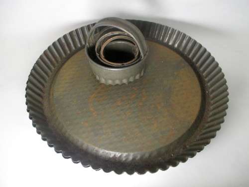 2x vintage tin Tart Dishes and 3 Cookie cutters. As per Photo.  Dish 240mm diameter.