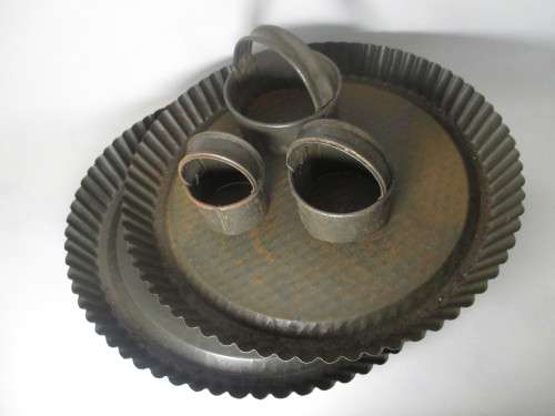 2x vintage tin Tart Dishes and 3 Cookie cutters. As per Photo.  Dish 240mm diameter.