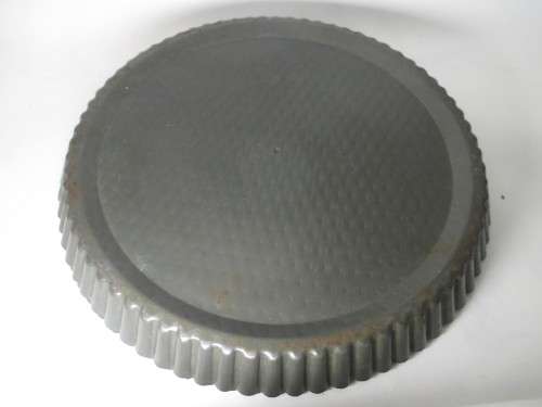2x vintage tin Tart Dishes and 3 Cookie cutters. As per Photo.  Dish 240mm diameter.