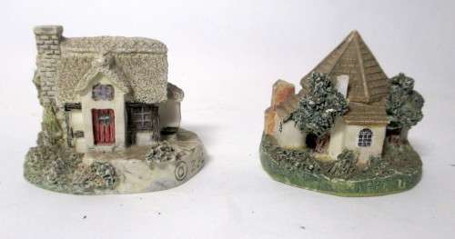 E.P.L. The Old Cottage Collection Set of Two Miniature Cottages.