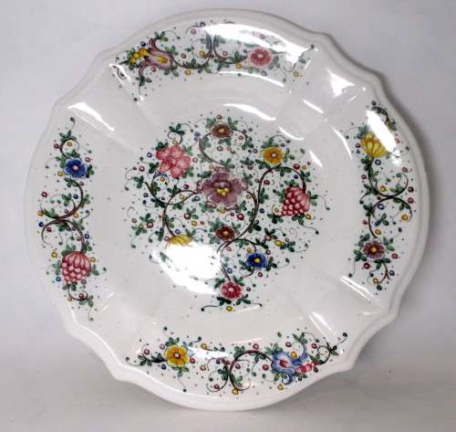 Benedetti Gubbio Italy Hand Painted Floral Decorative Wall Plate. 245mm diameter.
