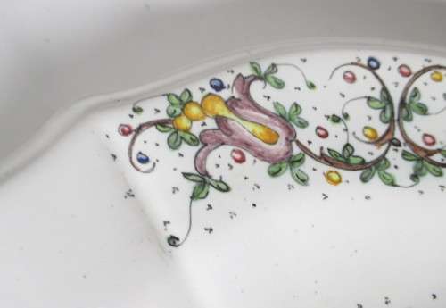 Benedetti Gubbio Italy Hand Painted Floral Decorative Wall Plate. 245mm diameter.