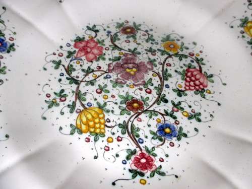 Benedetti Gubbio Italy Hand Painted Floral Decorative Wall Plate. 245mm diameter.