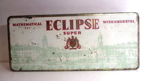 Unique Vintage Eclipse Mathematical Set/Wiskunde Stel Tin. Picture op Union Building front. 170x70mm