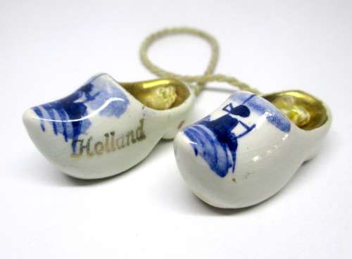 DELFT BLUE MINIATURE PORCELAIN DUTCH HOLLAND CLOGS SHOES ON STRING ORNAMENT. 35mm.