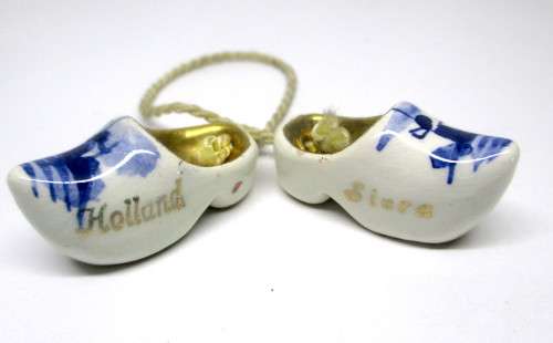 DELFT BLUE MINIATURE PORCELAIN DUTCH HOLLAND CLOGS SHOES ON STRING ORNAMENT. 35mm.