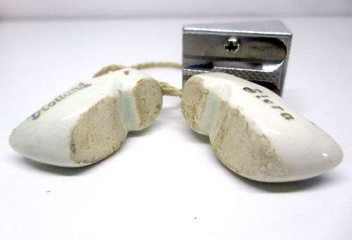 DELFT BLUE MINIATURE PORCELAIN DUTCH HOLLAND CLOGS SHOES ON STRING ORNAMENT. 35mm.