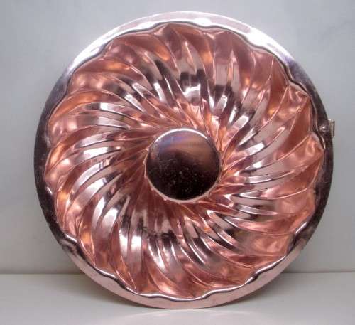 Vintage light wieght tin Jelly mould. 21cm diameter.