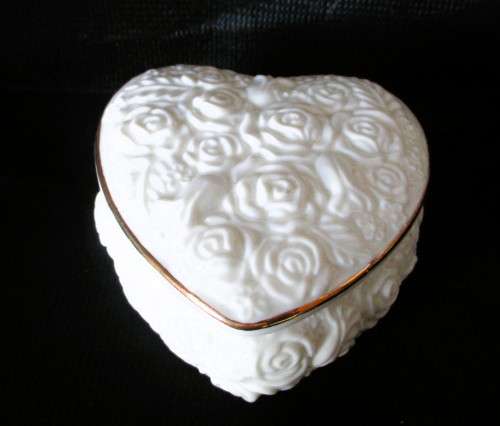 Lenox Heart Shaped Trinket Box with Gold Trim Cream Roses. Just Lovely. 95 x 50mm. Spotless