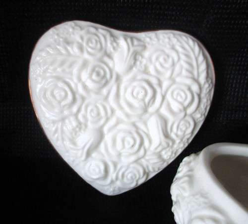 Lenox Heart Shaped Trinket Box with Gold Trim Cream Roses. Just Lovely. 95 x 50mm. Spotless