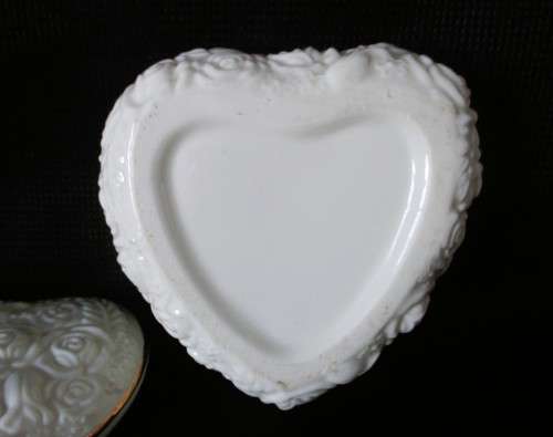 Lenox Heart Shaped Trinket Box with Gold Trim Cream Roses. Just Lovely. 95 x 50mm. Spotless