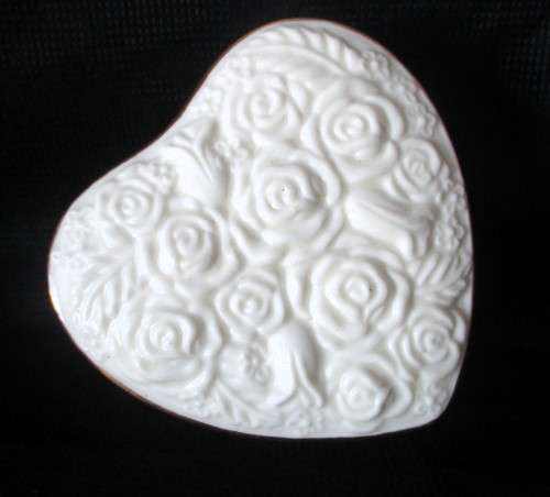 Lenox Heart Shaped Trinket Box with Gold Trim Cream Roses. Just Lovely. 95 x 50mm. Spotless